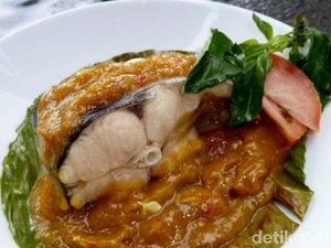 Sedapnya Ikan Patin Berbalut Bumbu Tempoyak yang Asam Segar