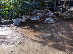 Tumpukan Karung dan Sampah Masih Mengotori Kampung Pulo