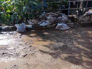 Tumpukan Karung dan Sampah Masih Mengotori Kampung Pulo Tumpukan Karung dan Sampah Masih Mengotori Kampung Pulo