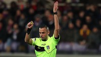Wasit Marco Guida berubah pikiran karena VAR. Dia melihat telah terjadi offside sebelum Giorgio Chiellini melakukan handball. Foto: Gabriele Maltinti/Getty Images