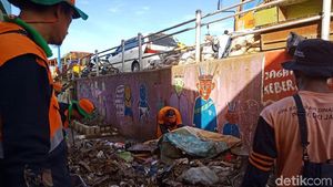 Potret Semangat Pasukan Oranye Bersihkan Sampah Banjir Kali Pulo