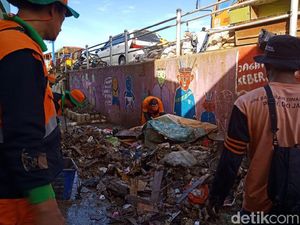 Potret Semangat Pasukan Oranye Bersihkan Sampah Banjir Kali Pulo Potret Semangat Pasukan Oranye Bersihkan Sampah Banjir Kali Pulo