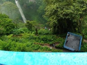 Ini Loh Air Terjun yang Lagi Hits di Bandung Barat