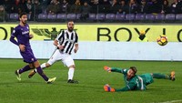 Higuain memantapkan kemenangan Juve lewat golnya pada menit ke-86. Foto: Alessandro Bianchi/Reuters