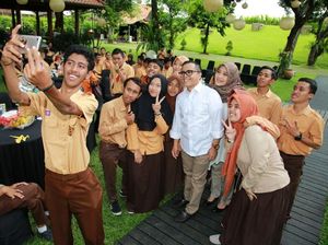 Saat Bupati Anas dan Anak-anak Disabilitas Becengkrama Bersama