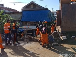 300 Petugas Berjibaku Bersihkan Sampah Sisa Banjir di Kampung Pulo