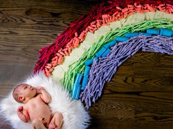Lihat Foto Rainbow Baby yang Satu Ini Deh, Bun, Unik!