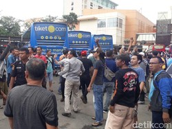 Adu Jotos Driver Taksi Online dan Preman di Terminal Damri Bogor