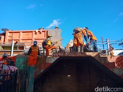 Petugas Angkut 5 Ton Sampah Sisa Banjir di Kampung Pulo