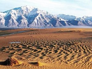 Foto: Aneh Tapi Nyata, Gurun Pasir di Tengah Pegunungan Salju Foto: Aneh Tapi Nyata, Gurun Pasir di Tengah Pegunungan Salju