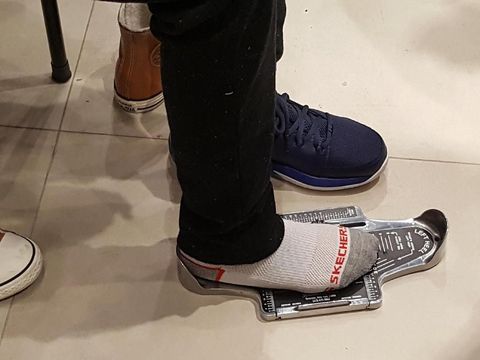 Mengukur ukuran kaki/
