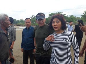 Begini Aksi Susi Lepas Anak Penyu saat Berkunjung ke Padang