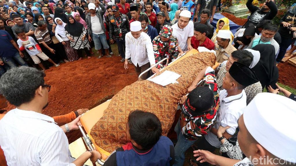 Detik-detik Pemakaman Jenazah Korban Kecelakaan Tanjakan Emen