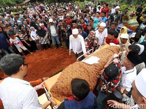 Detik-detik Pemakaman Jenazah Korban Kecelakaan Tanjakan Emen