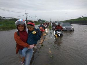 Hujan Deras Banjiri Jalan Raya Porong Lama, Banyak Motor Mogok