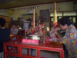 Memandikan Kiem Sien, Simbol Umat Membersihkan Diri Sambut Imlek