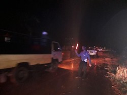 Tebing 10 Meter Longsor, Jalur Pacitan-Ponorogo Lumpuh