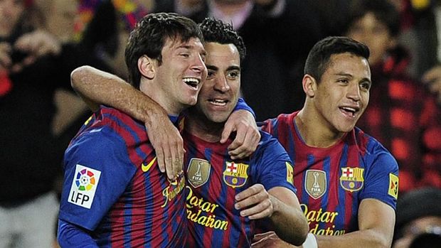 Barcelona's Argentinian forward Lionel Messi (L) is congratuled by teammates, midfielder Xavi Hernandez (C) and Barcelona's Chilean forward Alexis Sanchez (R), after scoring a goal against Granada on March 20, 2012 during a Spanish league football match at the Camp Nou stadium in Barcelona. AFP PHOTO/ JOSEP LAGO / AFP PHOTO / JOSEP LAGO