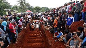 Ribuan Warga Lepas Korban Kecelakaan Maut ke Peristirahatan Terakhir