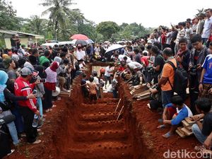 Ribuan Warga Lepas Korban Kecelakaan Maut ke Peristirahatan Terakhir