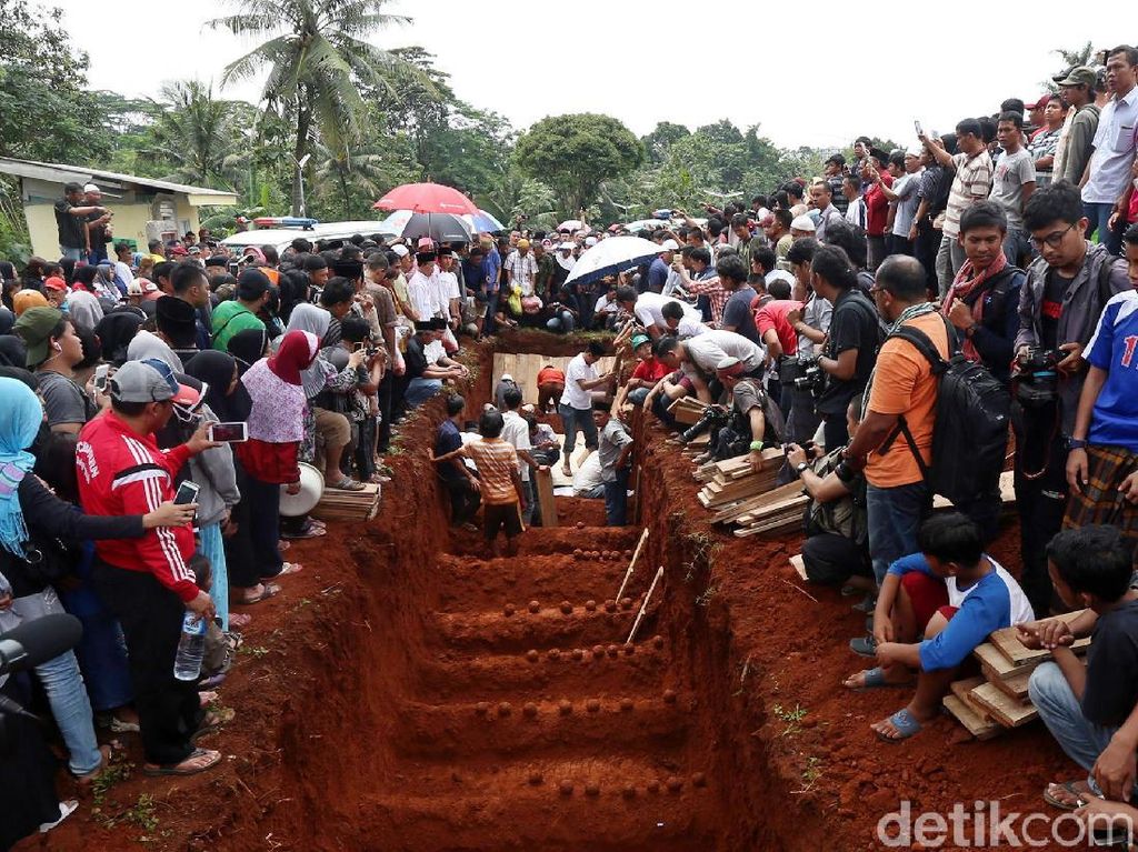 Ribuan Warga Lepas Korban Kecelakaan Maut ke Peristirahatan Terakhir Ribuan Warga Lepas Korban Kecelakaan Maut ke Peristirahatan Terakhir