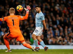 Hat-trick dari Sergio Aguero lewat sebuah chip melewati hadangan Kasper Schmeichel. Gol itu juga diawali blunder Schmeichel saat membuang bola. (Andrew Yates/Reuters)