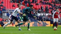Gol Kane di pertandingan ini turut membuat Petr Cech kini sudah melewati sembilan partai Premier League tanpa pernah satu kali pun clean sheet, yang jadi rentetan terpanjangnya di ajang tersebut. (Foto: Andrew Couldridge/Action Images via Reuters)
