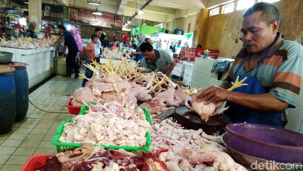 Daging Ayam di Pasar Ciracas Masih Mahal