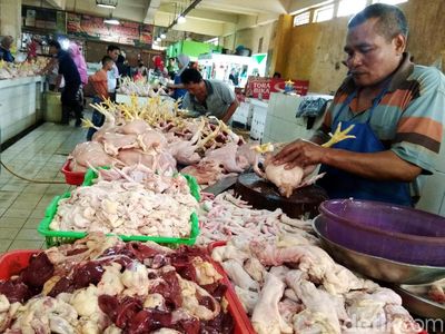 Daging Ayam di Pasar Ciracas Masih Mahal