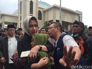 Datangi RSUD Tangsel, Airin Dipeluk Keluarga Korban Bus Maut Subang