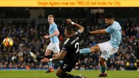 Aguero mencetak quat-trick di akhir waktu normal lewat sepakan keras dari luar kotak penalti. (Andrew Yates/Reuters)