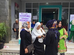 Berbaju Hitam, Warga Datangi Posko Korban Bus Tanjakan Emen