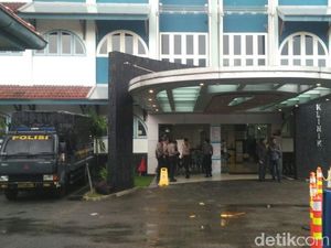 RS Tempat Korban Penyerangan Gereja Lidwina Sleman Dijaga Ketat Aparat RS Tempat Korban Penyerangan Gereja Lidwina Sleman Dijaga Ketat Aparat