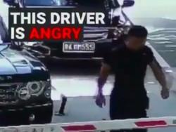 Lama Tunggu Petugas Parkir, Pria Ini Ngamuk Hancurkan Portal