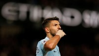 Sergio Aguero dipastikan tak bermain dalam dua laga uji coba timnas Argentina. Sempat absen saat Argentina mengalahkan Italia, kini dia tak disertakan untuk persiapan melawan Spanyol. Aguero belum sembuh dari cedera lutut meski sempat gabung dengan timnas di Manchester. (Foto: Andrew Yates/Reuters)