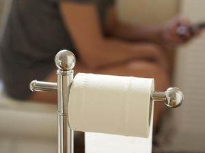 Seram! Usus Keluar Gara-gara Kelamaan Memainkan Ponsel di Toilet