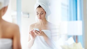 10 Hal yang Bisa Terjadi Jika Ponsel Dibawa ke Toilet