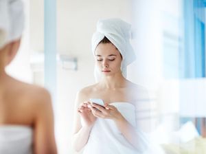 10 Hal yang Bisa Terjadi Jika Ponsel Dibawa ke Toilet