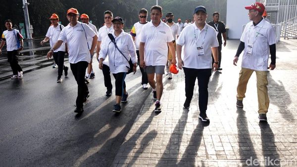 Menlu Retno Pimpin Jalan Santai Diplomatic Walk