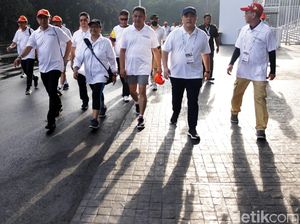 Menlu Retno Pimpin Jalan Santai Diplomatic Walk
