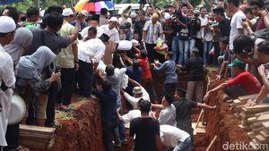 Satu Persatu Korban Kecelakaan Maut Dimakamkan