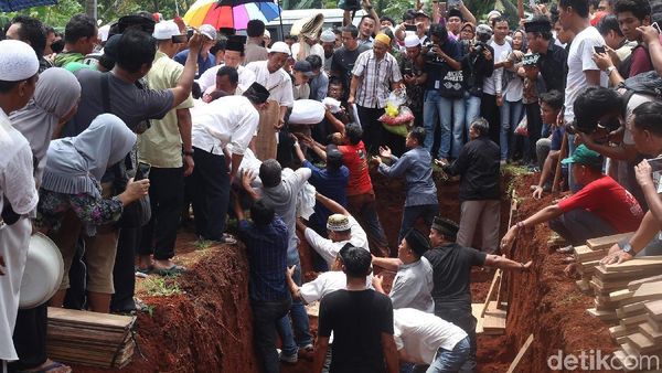 Satu Persatu Korban Kecelakaan Maut Dimakamkan
