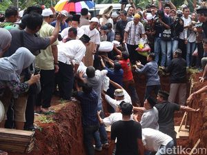 Satu Persatu Korban Kecelakaan Maut Dimakamkan