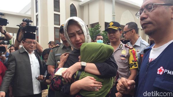 Potret Airin Tenangkan keluarga Korban Bus Maut Tanjakan Emen