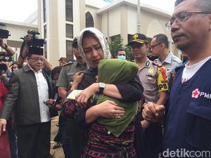 Potret Airin Tenangkan keluarga Korban Bus Maut Tanjakan Emen