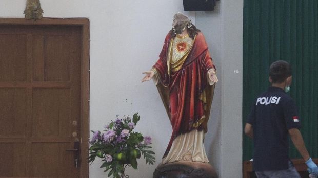 Petugas kepolisian melakukan olah Tempat Kejadian Perkara (TKP) kasus penyerangan di Gereja Katholik St. Lidwina, Jambon, Trihanggo, Gamping, Sleman, DI Yogyakarta, Minggu (11/2).