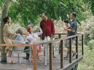 Keluarga Rio Dewanto Kulineran di Ubud hingga Momen Bos Facebook dengan Makanan