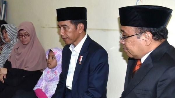 Foto: Saat Jokowi Melayat ke Rumah Duka Paspampres yang Meninggal
