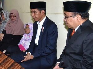 Foto: Saat Jokowi Melayat ke Rumah Duka Paspampres yang Meninggal