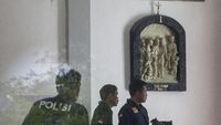 Foto: Olah TKP di Gereja Lidwina Sleman yang Diserang